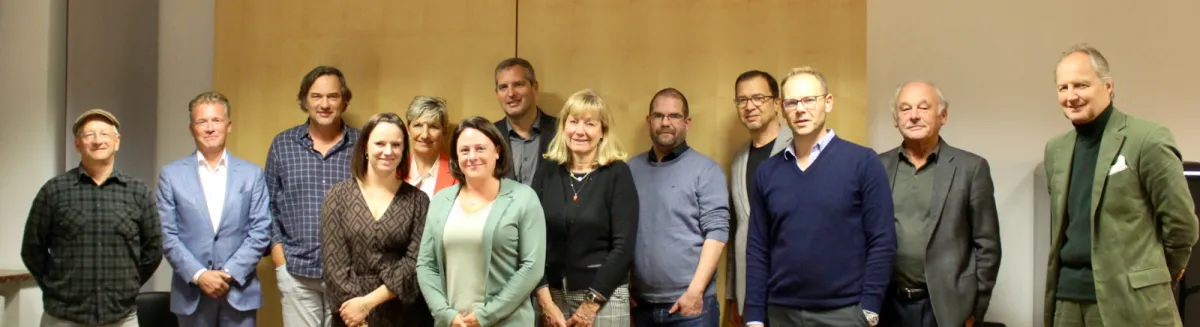 13 Menschen, die für das Foto posieren, 4 Frauen und 9 Männer