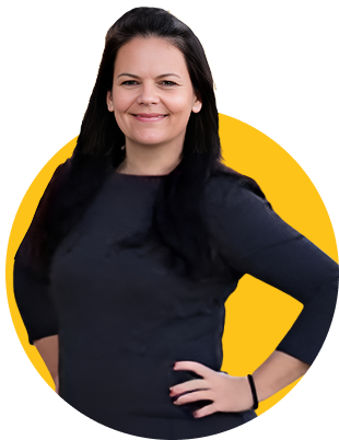 Das Bild zeigt die ZamStarten Trainerin Sina Gillé. Sie trägt ein schwarzes Sweatshirt, das nicht ganz bis zu den Fingern reicht. Sie hat dunkel lackierte Fingernägel. Ansonsten hat sie schwarze brustlange, glatte Haare und lächelt in die Kamera.